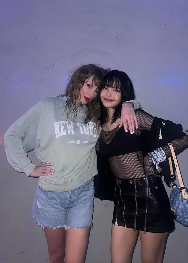 Lisa (BLACKPINK) chụp ảnh cùng Taylor Swift hậu concert “Eras Tour” - Ảnh 2. Lisa (BLACKPINK) chụp ảnh cùng Taylor Swift hậu concert “Eras Tour” - Ảnh 2.