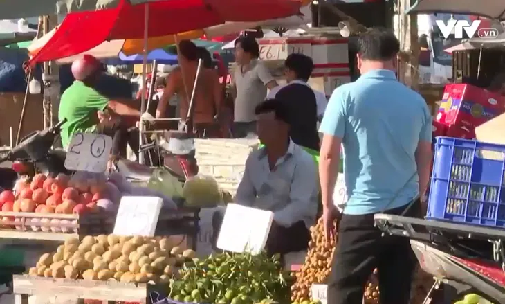 Chợ tự phát tràn lan “bao vây” chợ đầu mối nông sản Thủ Đức - Ảnh 1. Chợ tự phát tràn lan “bao vây” chợ đầu mối nông sản Thủ Đức - Ảnh 1.