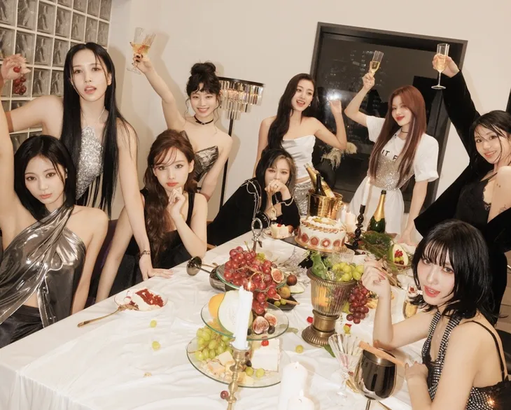 TWICE dẫn đầu Billboard 200, Han So Hee lớn tiếng với khán giả tại Paris (Pháp) - Ảnh 1. TWICE dẫn đầu Billboard 200, Han So Hee lớn tiếng với khán giả tại Paris (Pháp) - Ảnh 1.
