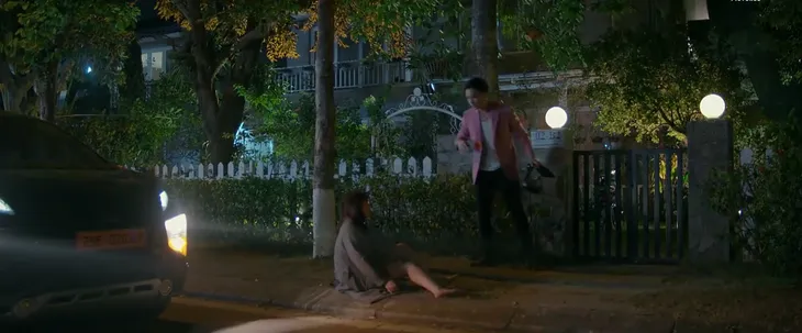 Mình yêu nhau, bình yên thôi - Tập 1: Con dâu say khướt khiến mẹ chồng phải trèo cổng - Ảnh 1. Mình yêu nhau, bình yên thôi - Tập 1: Con dâu say khướt khiến mẹ chồng phải trèo cổng - Ảnh 1.