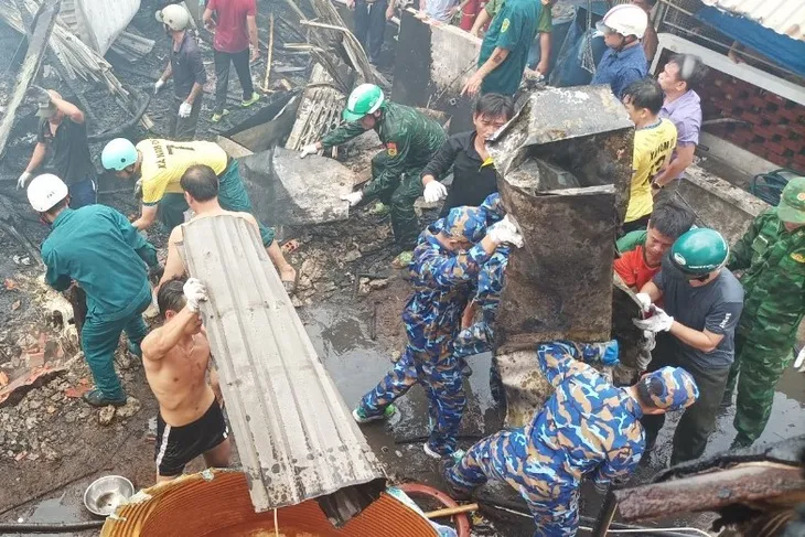 Cháy nhà dân ở đảo Nam Du, hàng chục cán bộ, chiến sĩ tham gia dập lửa - Ảnh 3.