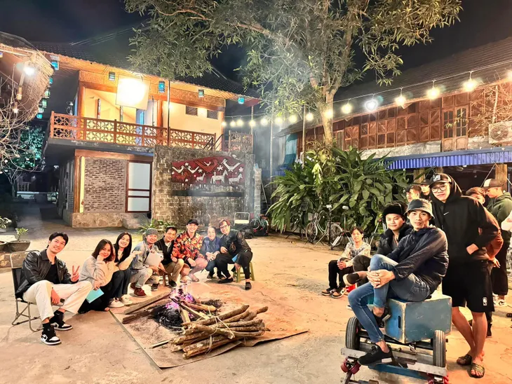 Hậu trường Gặp em ngày nắng: Anh Đào bơ phờ vì lội suối, đoàn làm phim mở tiệc BBQ trên Mộc Châu - Ảnh 8. Hậu trường Gặp em ngày nắng: Anh Đào bơ phờ vì lội suối, đoàn làm phim mở tiệc BBQ trên Mộc Châu - Ảnh 8.