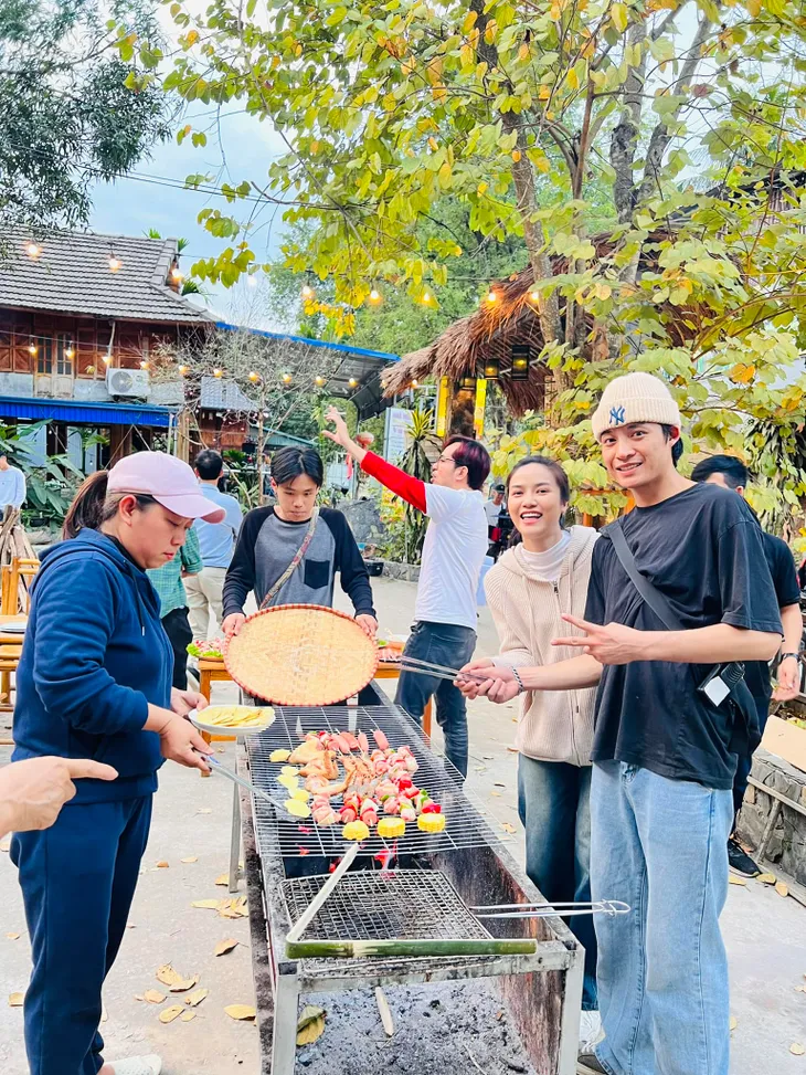 Hậu trường Gặp em ngày nắng: Anh Đào bơ phờ vì lội suối, đoàn làm phim mở tiệc BBQ trên Mộc Châu - Ảnh 9. Hậu trường Gặp em ngày nắng: Anh Đào bơ phờ vì lội suối, đoàn làm phim mở tiệc BBQ trên Mộc Châu - Ảnh 9.
