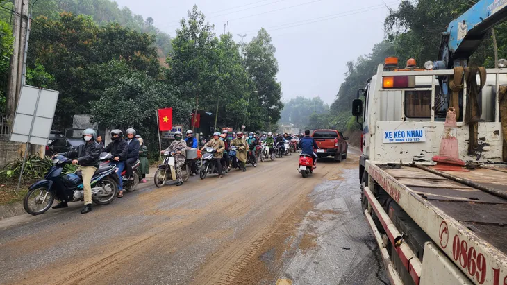 Hiện trường kinh hoàng vụ tai nạn giao thông tại Tuyên Quang làm 5 người tử vong - Ảnh 8. Hiện trường kinh hoàng vụ tai nạn giao thông tại Tuyên Quang làm 5 người tử vong - Ảnh 8.