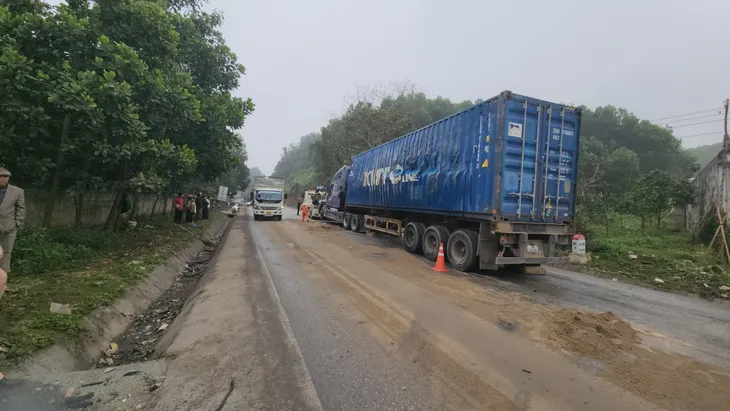 Hiện trường kinh hoàng vụ tai nạn giao thông tại Tuyên Quang làm 5 người tử vong - Ảnh 4. Hiện trường kinh hoàng vụ tai nạn giao thông tại Tuyên Quang làm 5 người tử vong - Ảnh 4.