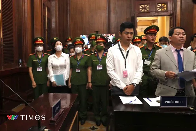 Dẫn giải bà Trương Mỹ Lan và đồng phạm đến phiên tòa xét xử vụ Vạn Thịnh Phát - Ảnh 4. Dẫn giải bà Trương Mỹ Lan và đồng phạm đến phiên tòa xét xử vụ Vạn Thịnh Phát - Ảnh 4.