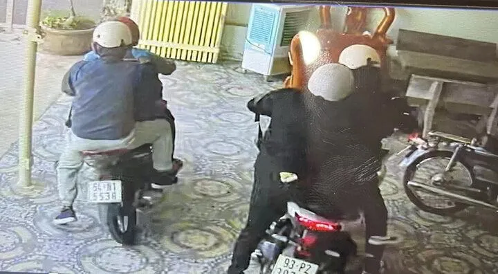 Phát thông báo khẩn truy bắt nhóm cướp tiệm vàng tại Bình Dương - Ảnh 2. Phát thông báo khẩn truy bắt nhóm cướp tiệm vàng tại Bình Dương - Ảnh 2.