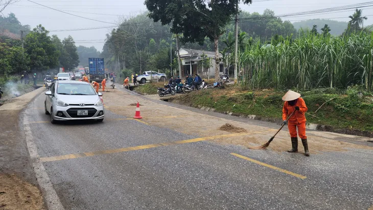 Hiện trường kinh hoàng vụ tai nạn giao thông tại Tuyên Quang làm 5 người tử vong - Ảnh 5. Hiện trường kinh hoàng vụ tai nạn giao thông tại Tuyên Quang làm 5 người tử vong - Ảnh 5.