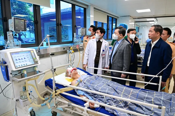 Chủ tịch UBND tỉnh Tuyên Quang chỉ đạo điều tra, xác minh làm rõ nguyên nhân vụ tai nạn giao thông nghiêm trọng - Ảnh 4. Chủ tịch UBND tỉnh Tuyên Quang chỉ đạo điều tra, xác minh làm rõ nguyên nhân vụ tai nạn giao thông nghiêm trọng - Ảnh 4.