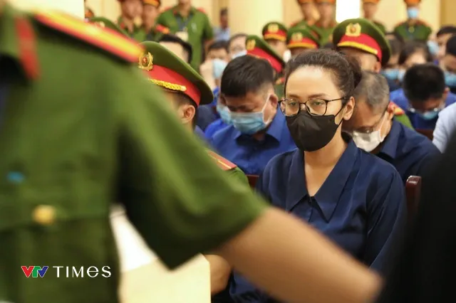 Dẫn giải bà Trương Mỹ Lan và đồng phạm đến phiên tòa xét xử vụ Vạn Thịnh Phát - Ảnh 5. Dẫn giải bà Trương Mỹ Lan và đồng phạm đến phiên tòa xét xử vụ Vạn Thịnh Phát - Ảnh 5.