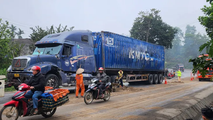 Hiện trường kinh hoàng vụ tai nạn giao thông tại Tuyên Quang làm 5 người tử vong - Ảnh 7. Hiện trường kinh hoàng vụ tai nạn giao thông tại Tuyên Quang làm 5 người tử vong - Ảnh 7.