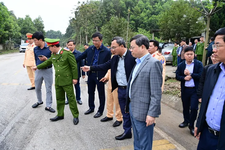 Chủ tịch UBND tỉnh Tuyên Quang chỉ đạo điều tra, xác minh làm rõ nguyên nhân vụ tai nạn giao thông nghiêm trọng - Ảnh 2. Chủ tịch UBND tỉnh Tuyên Quang chỉ đạo điều tra, xác minh làm rõ nguyên nhân vụ tai nạn giao thông nghiêm trọng - Ảnh 2.