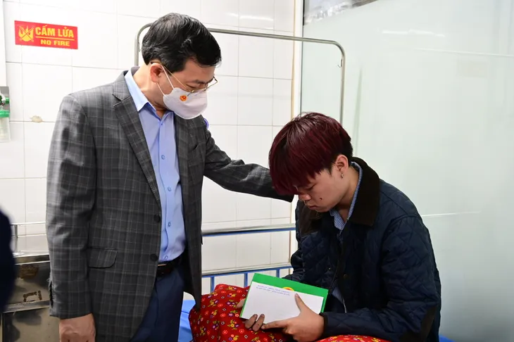 Giây phút bàng hoàng, ám ảnh của nạn nhân thoát ra khỏi xe khách gặp nạn tại Tuyên Quang - Ảnh 2. Giây phút bàng hoàng, ám ảnh của nạn nhân thoát ra khỏi xe khách gặp nạn tại Tuyên Quang - Ảnh 2.
