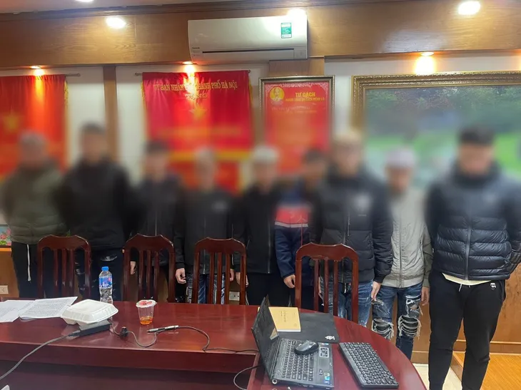 Bắt nhóm thanh niên niên đuổi đánh nhau, náo loạn đường phố Hà Nội - Ảnh 1. Bắt nhóm thanh niên niên đuổi đánh nhau, náo loạn đường phố Hà Nội - Ảnh 1.