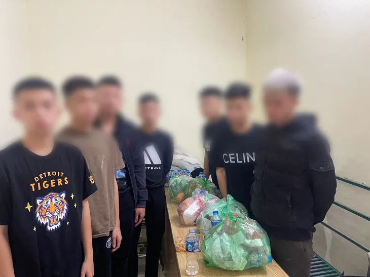 Bắt nhóm thanh niên niên đuổi đánh nhau, náo loạn đường phố Hà Nội - Ảnh 2. Bắt nhóm thanh niên niên đuổi đánh nhau, náo loạn đường phố Hà Nội - Ảnh 2.