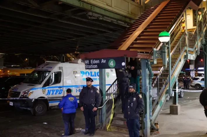 New York triển khai 750 lính Vệ binh Quốc gia kiểm tra hành lý trên tàu điện ngầm - Ảnh 1. New York triển khai 750 lính Vệ binh Quốc gia kiểm tra hành lý trên tàu điện ngầm - Ảnh 1.