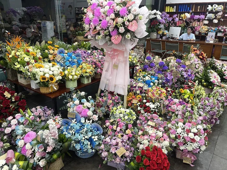 Nhiều sản phẩm hoa sáng tạo nhân Ngày Quốc tế Phụ nữ 8/3 - Ảnh 1. Nhiều sản phẩm hoa sáng tạo nhân Ngày Quốc tế Phụ nữ 8/3 - Ảnh 1.