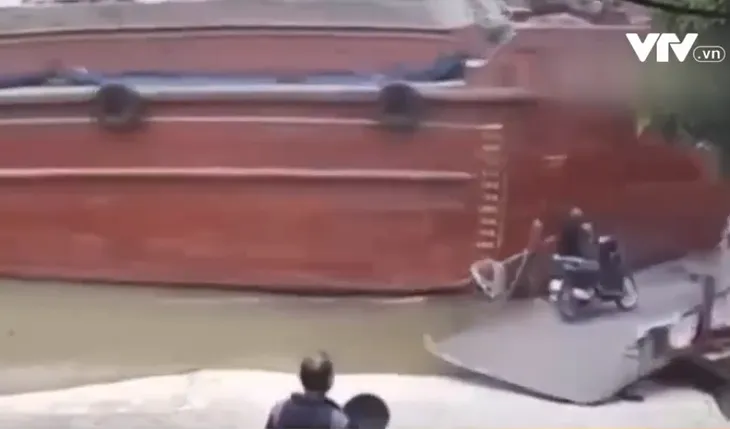 Đò ngang bị tàu hàng đâm xa khỏi bến, xe máy may mắn thoát nạn - Ảnh 1. Đò ngang bị tàu hàng đâm xa khỏi bến, xe máy may mắn thoát nạn - Ảnh 1.