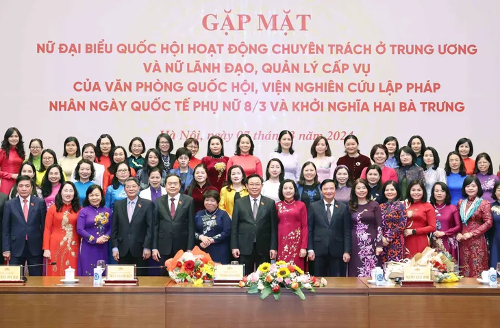 Chủ tịch Quốc hội gặp mặt, chúc mừng các nữ đại biểu Quốc hội chuyên trách - Ảnh 2. Chủ tịch Quốc hội gặp mặt, chúc mừng các nữ đại biểu Quốc hội chuyên trách - Ảnh 2.