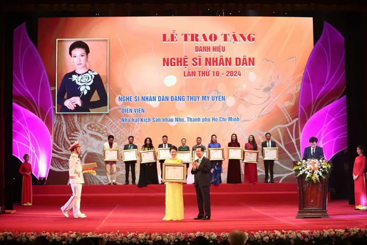 NSND Mỹ Uyên sẽ làm mẹ chồng ra sao trong phim “Trạm cứu hộ trái tim”? - Ảnh 1. NSND Mỹ Uyên sẽ làm mẹ chồng ra sao trong phim “Trạm cứu hộ trái tim”? - Ảnh 1.