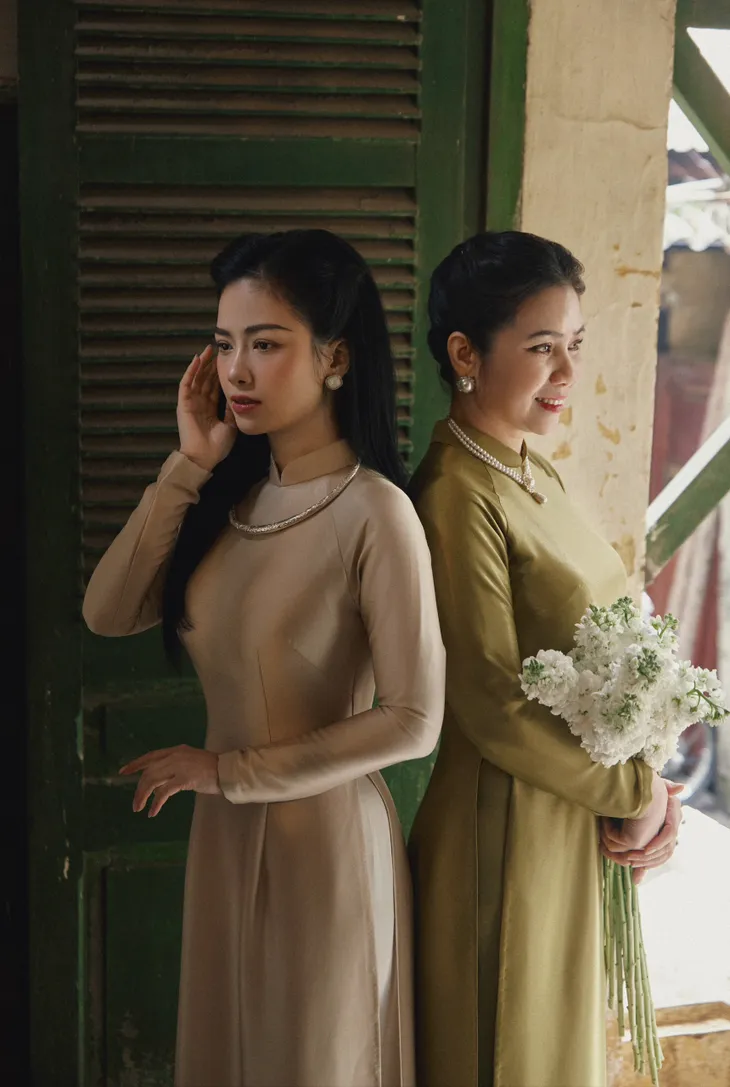 Dương Hoàng Yến rủ mẹ hóa phụ nữ Hà thành xưa trong bộ ảnh 8/3 - Ảnh 4. Dương Hoàng Yến rủ mẹ hóa phụ nữ Hà thành xưa trong bộ ảnh 8/3 - Ảnh 4.
