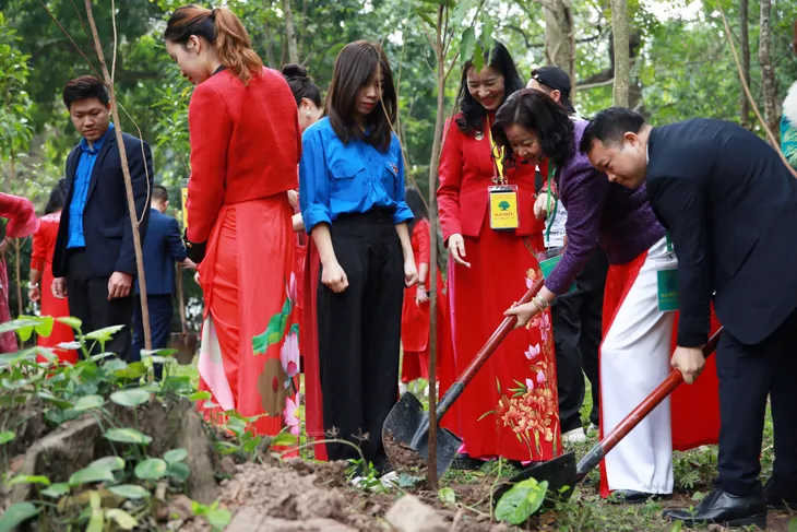 Tuổi trẻ VTV tham gia trồng cây tại Vườn cây ơn Bác - Ảnh 22. Tuổi trẻ VTV tham gia trồng cây tại Vườn cây ơn Bác - Ảnh 22.