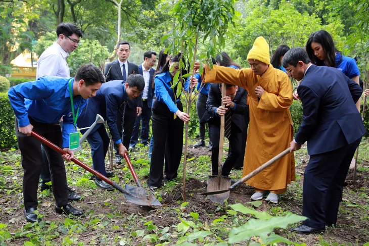 Tuổi trẻ VTV tham gia trồng cây tại Vườn cây ơn Bác - Ảnh 23. Tuổi trẻ VTV tham gia trồng cây tại Vườn cây ơn Bác - Ảnh 23.