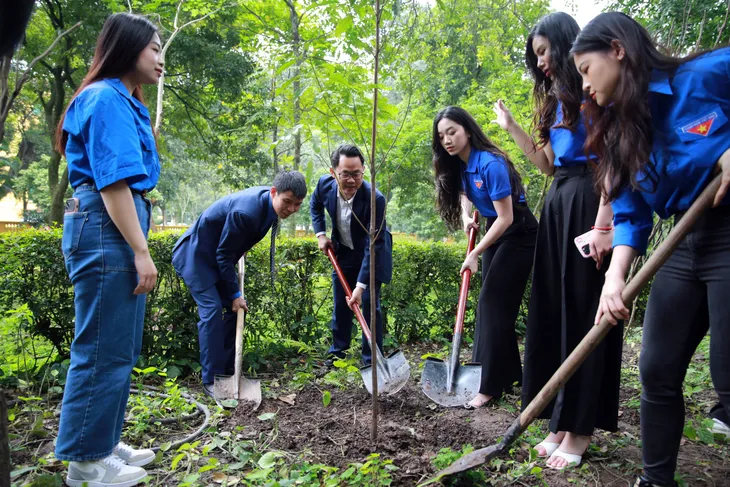 Tuổi trẻ VTV tham gia trồng cây tại Vườn cây ơn Bác - Ảnh 25. Tuổi trẻ VTV tham gia trồng cây tại Vườn cây ơn Bác - Ảnh 25.