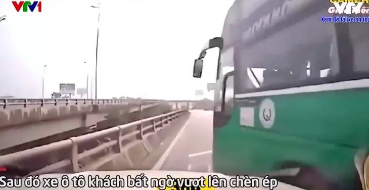 Xe khách chèn ép xe con trên cao tốc - Ảnh 4.