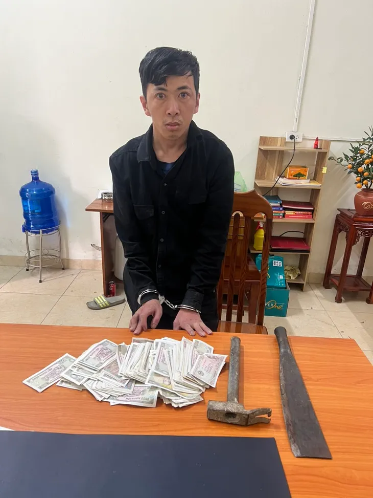 Thanh niên gãy chân vẫn lẻn vào chùa trộm cắp tiền công đức - Ảnh 1. Thanh niên gãy chân vẫn lẻn vào chùa trộm cắp tiền công đức - Ảnh 1.