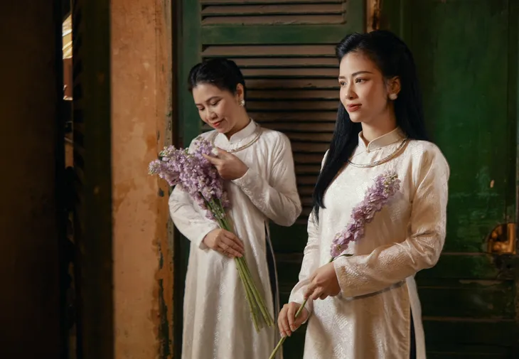 Dương Hoàng Yến rủ mẹ hóa phụ nữ Hà thành xưa trong bộ ảnh 8/3 - Ảnh 6. Dương Hoàng Yến rủ mẹ hóa phụ nữ Hà thành xưa trong bộ ảnh 8/3 - Ảnh 6.