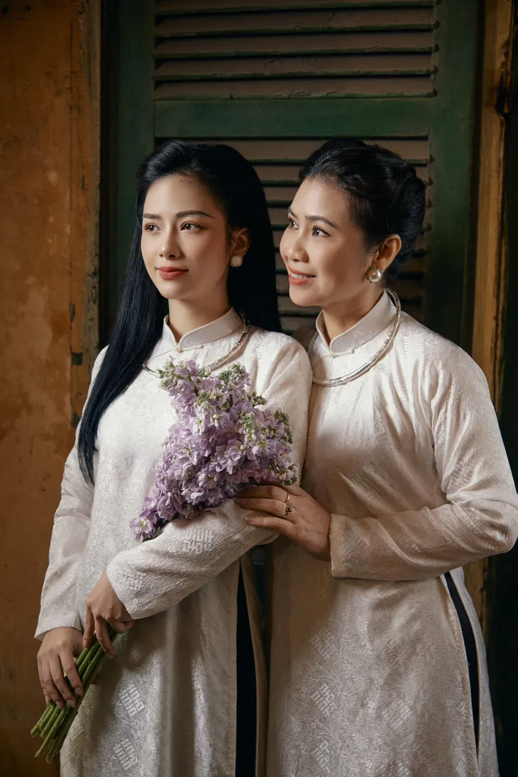 Dương Hoàng Yến rủ mẹ hóa phụ nữ Hà thành xưa trong bộ ảnh 8/3 - Ảnh 7. Dương Hoàng Yến rủ mẹ hóa phụ nữ Hà thành xưa trong bộ ảnh 8/3 - Ảnh 7.