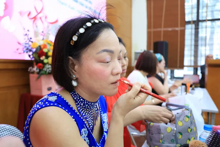 “Trang điểm không gương” cho phụ nữ khiếm thị - Ảnh 4. “Trang điểm không gương” cho phụ nữ khiếm thị - Ảnh 4.