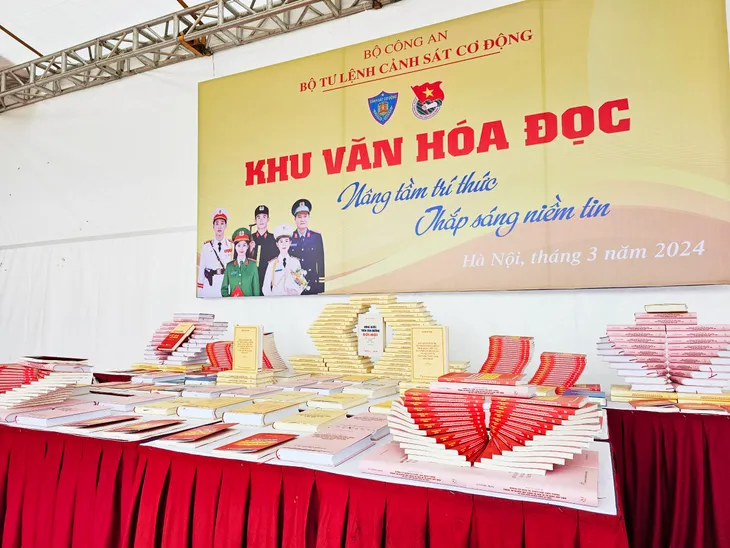 Sôi nổi hoạt động chào mừng kỷ niệm 50 năm Ngày truyền thống lực lượng CSCĐ - Ảnh 1. Sôi nổi hoạt động chào mừng kỷ niệm 50 năm Ngày truyền thống lực lượng CSCĐ - Ảnh 1.