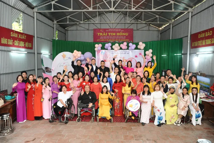 Chuyến xe tử tế mang yêu thương sưởi ấm những “trái tim hồng” - Ảnh 5. Chuyến xe tử tế mang yêu thương sưởi ấm những “trái tim hồng” - Ảnh 5.