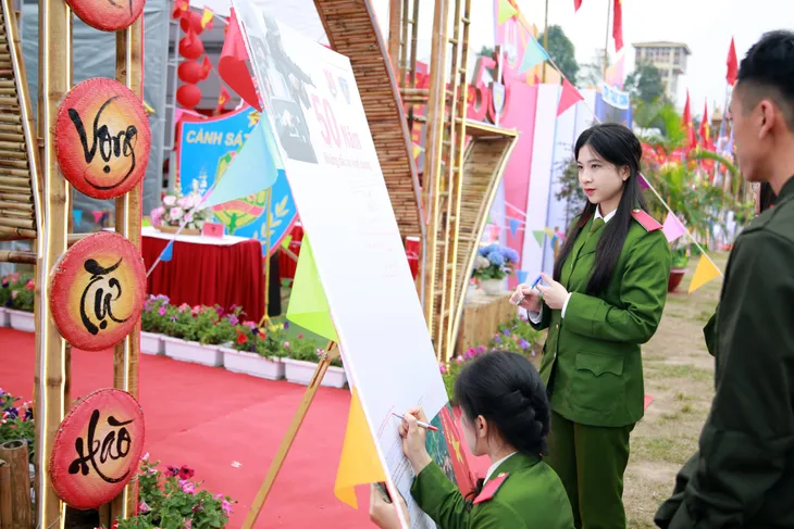 Sôi nổi hoạt động chào mừng kỷ niệm 50 năm Ngày truyền thống lực lượng CSCĐ - Ảnh 2. Sôi nổi hoạt động chào mừng kỷ niệm 50 năm Ngày truyền thống lực lượng CSCĐ - Ảnh 2.