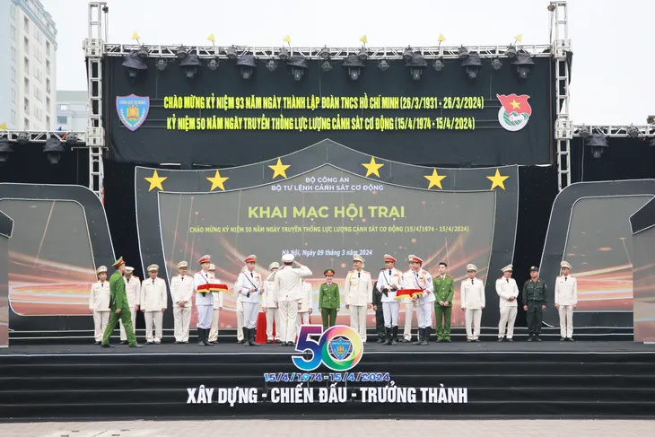 Sôi nổi hoạt động chào mừng kỷ niệm 50 năm Ngày truyền thống lực lượng CSCĐ - Ảnh 5. Sôi nổi hoạt động chào mừng kỷ niệm 50 năm Ngày truyền thống lực lượng CSCĐ - Ảnh 5.