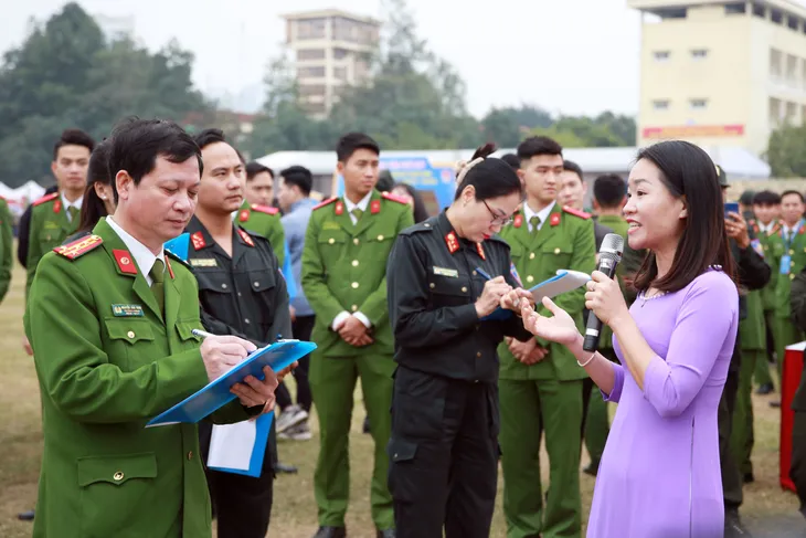 Sôi nổi hoạt động chào mừng kỷ niệm 50 năm Ngày truyền thống lực lượng CSCĐ - Ảnh 23. Sôi nổi hoạt động chào mừng kỷ niệm 50 năm Ngày truyền thống lực lượng CSCĐ - Ảnh 23.