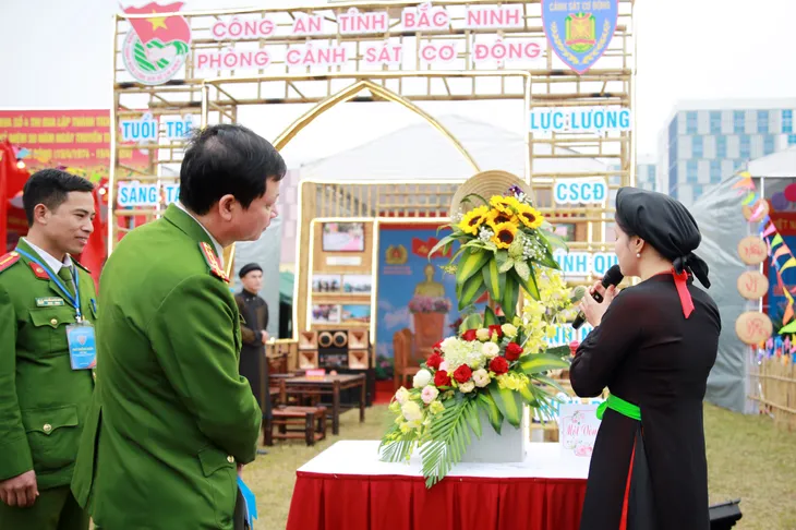 Sôi nổi hoạt động chào mừng kỷ niệm 50 năm Ngày truyền thống lực lượng CSCĐ - Ảnh 24. Sôi nổi hoạt động chào mừng kỷ niệm 50 năm Ngày truyền thống lực lượng CSCĐ - Ảnh 24.