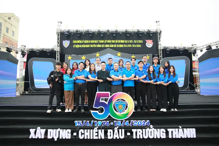 Sôi nổi hoạt động chào mừng kỷ niệm 50 năm Ngày truyền thống lực lượng CSCĐ - Ảnh 33. Sôi nổi hoạt động chào mừng kỷ niệm 50 năm Ngày truyền thống lực lượng CSCĐ - Ảnh 33.