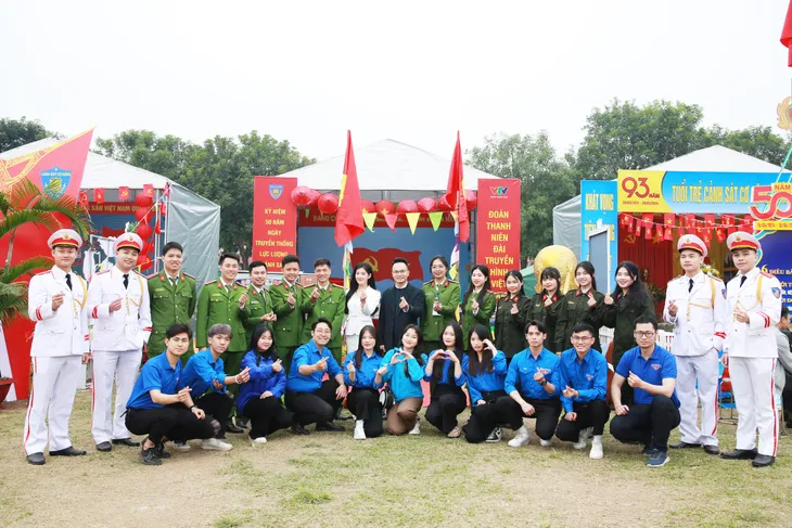 Sôi nổi hoạt động chào mừng kỷ niệm 50 năm Ngày truyền thống lực lượng CSCĐ - Ảnh 32. Sôi nổi hoạt động chào mừng kỷ niệm 50 năm Ngày truyền thống lực lượng CSCĐ - Ảnh 32.