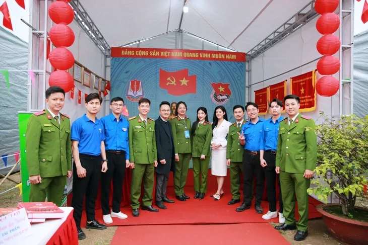 Sôi nổi hoạt động chào mừng kỷ niệm 50 năm Ngày truyền thống lực lượng CSCĐ - Ảnh 31. Sôi nổi hoạt động chào mừng kỷ niệm 50 năm Ngày truyền thống lực lượng CSCĐ - Ảnh 31.