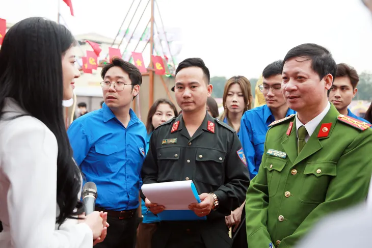 Sôi nổi hoạt động chào mừng kỷ niệm 50 năm Ngày truyền thống lực lượng CSCĐ - Ảnh 28. Sôi nổi hoạt động chào mừng kỷ niệm 50 năm Ngày truyền thống lực lượng CSCĐ - Ảnh 28.