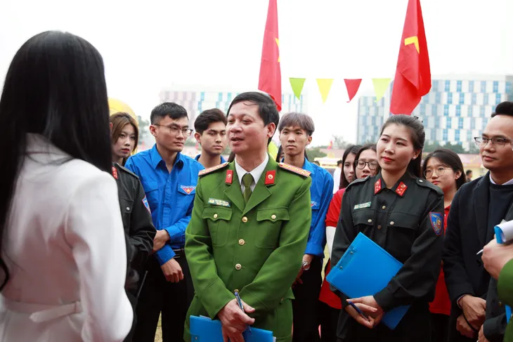 Sôi nổi hoạt động chào mừng kỷ niệm 50 năm Ngày truyền thống lực lượng CSCĐ - Ảnh 29. Sôi nổi hoạt động chào mừng kỷ niệm 50 năm Ngày truyền thống lực lượng CSCĐ - Ảnh 29.
