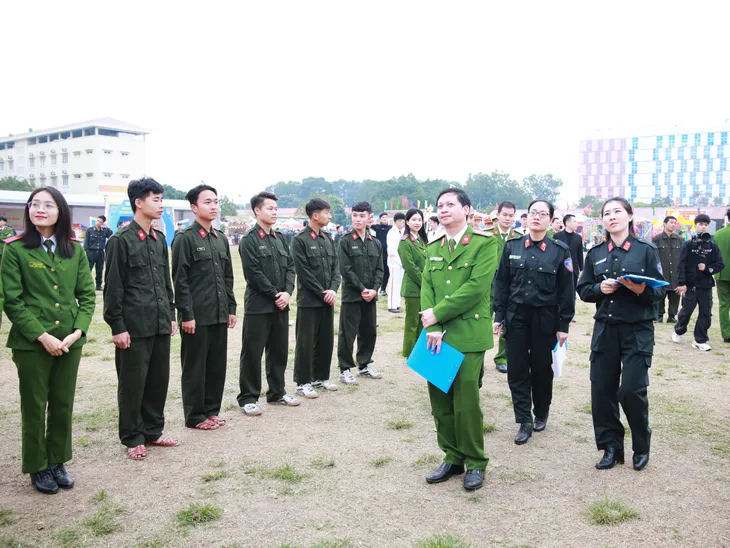 Sôi nổi hoạt động chào mừng kỷ niệm 50 năm Ngày truyền thống lực lượng CSCĐ - Ảnh 22. Sôi nổi hoạt động chào mừng kỷ niệm 50 năm Ngày truyền thống lực lượng CSCĐ - Ảnh 22.