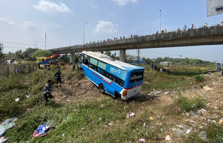 Xe khách lật ngang, văng ra khỏi cao tốc Thành phố Hồ Chí Minh - Trung Lương - Ảnh 1. Xe khách lật ngang, văng ra khỏi cao tốc Thành phố Hồ Chí Minh - Trung Lương - Ảnh 1.