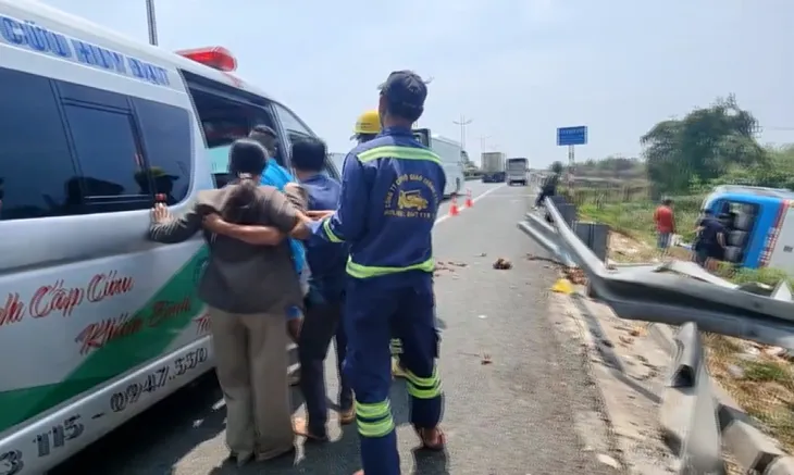 Xe khách lật ngang, văng ra khỏi cao tốc Thành phố Hồ Chí Minh - Trung Lương - Ảnh 3. Xe khách lật ngang, văng ra khỏi cao tốc Thành phố Hồ Chí Minh - Trung Lương - Ảnh 3.