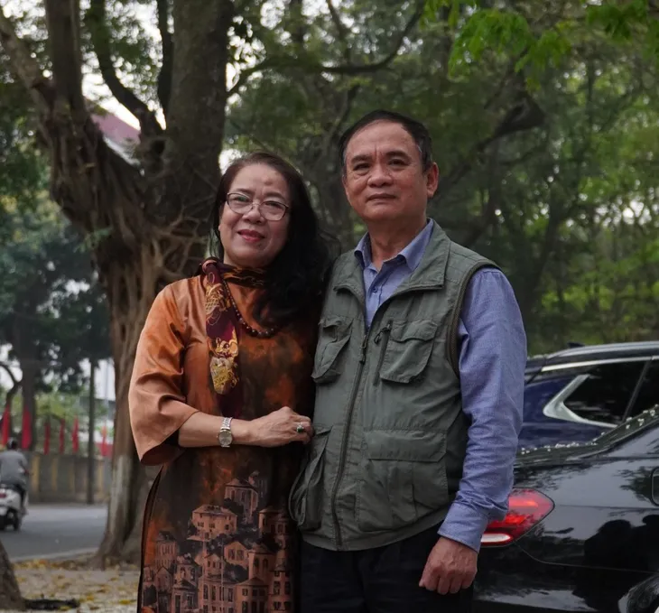 Người dân Hà Nội ngỡ ngàng trước những cây hoa sưa khoe sắc - Ảnh 7. Người dân Hà Nội ngỡ ngàng trước những cây hoa sưa khoe sắc - Ảnh 7.