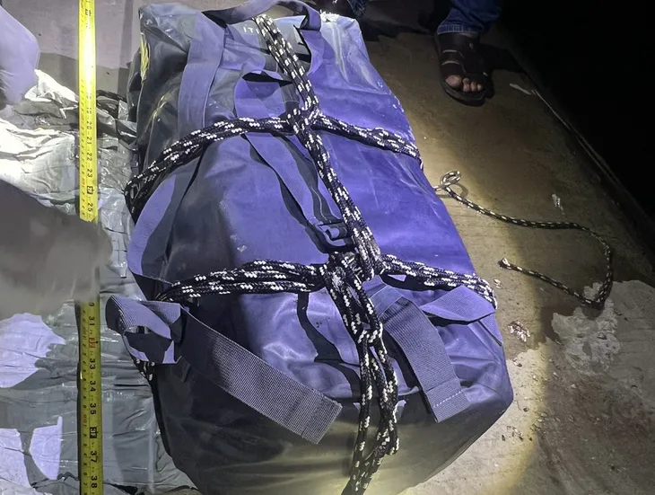 Phát hiện túi xách chứa 32 bánh chữ nhật nghi là ma túy trôi dạt vào bờ biển - Ảnh 2. Phát hiện túi xách chứa 32 bánh chữ nhật nghi là ma túy trôi dạt vào bờ biển - Ảnh 2.