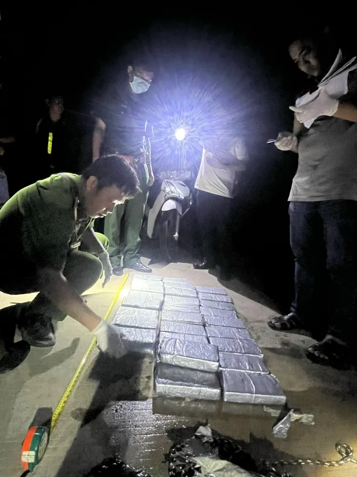 Phát hiện túi xách chứa 32 bánh chữ nhật nghi là ma túy trôi dạt vào bờ biển - Ảnh 1. Phát hiện túi xách chứa 32 bánh chữ nhật nghi là ma túy trôi dạt vào bờ biển - Ảnh 1.